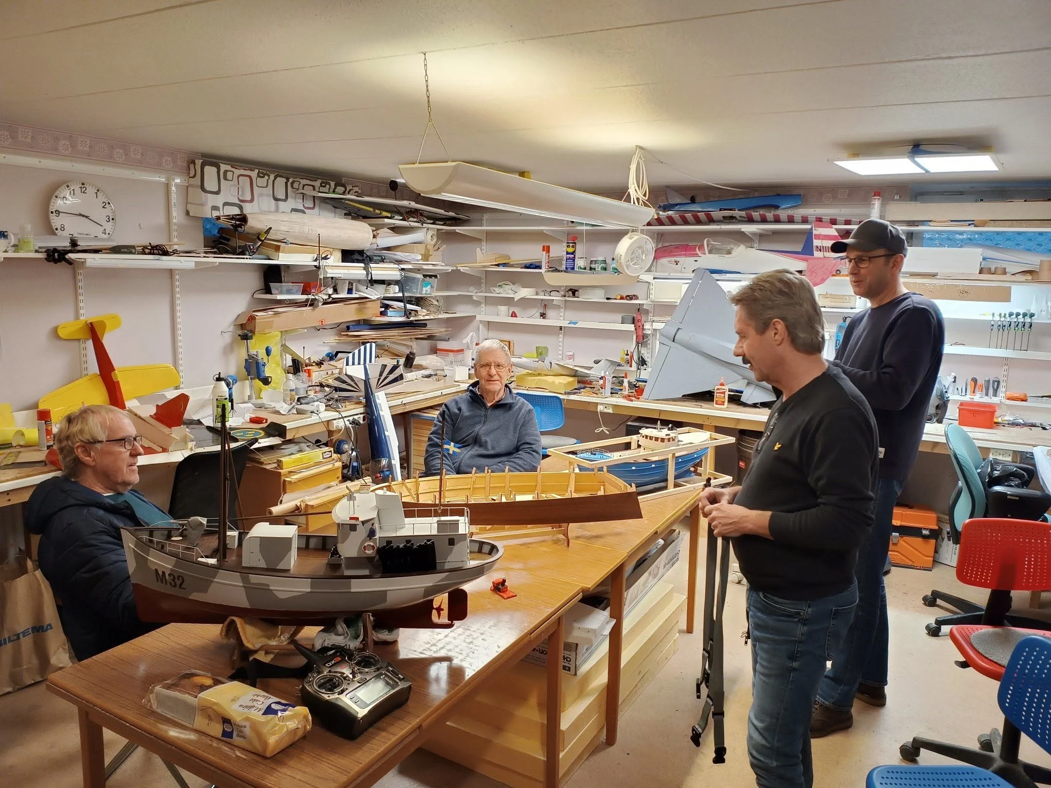 Modellflygplan under arbete i bygglokalen